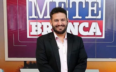 O jornalista e apresentador Romano dos Anjos no jornal Mete Bronca, da TV Imperial, afiliada da Record Boa Vista, no estado de Roraima