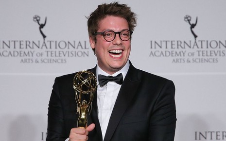 Fábio Porchat segura o troféu da categoria de melhor comédia no Emmy Internacional 