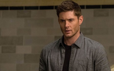 Jensen Ackles sério em cena de Supernatural