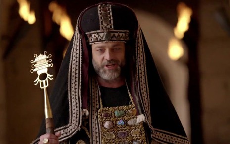 O ator Eucir de Souza caracterizado como Caifás em cena da novela Jesus