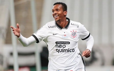 Centroavante Jô comemora gol pelo Corinthians em duelo do Campeonato Paulista