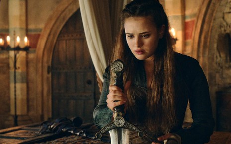 Katherine Langford segura a espada Excalibur em cena de Cursed - A Lenda do Lago