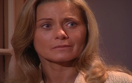 A atriz Vera Fischer com expressão triste e lágrimas nos olhos em cena como Helena da novela Laços de Família