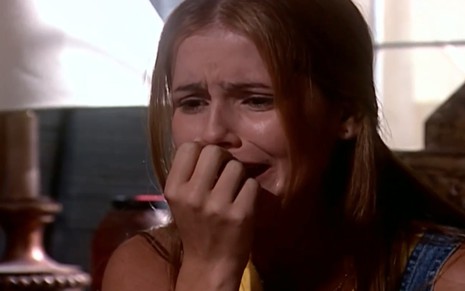 A atriz Deborah Secco chora com mão em frente à boca em cena como Íris de Laços de Família