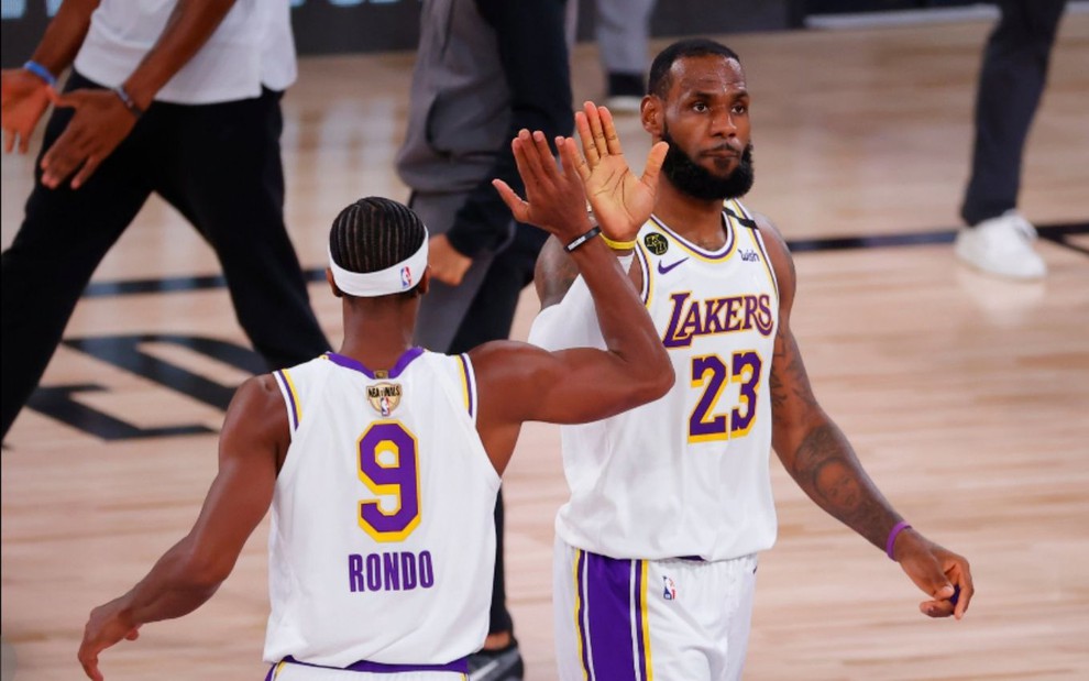 Lebron James e Rondo batem as mãos em jogo do Los Angeles Lakers