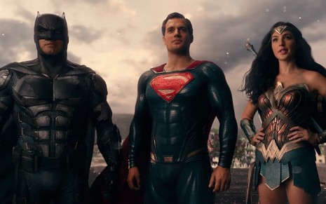 Ben Affleck, Henry Cavill e Gal Gadot respectivamente como Batman, Superman e Mulher Maravilha em Liga da Justiça (2017)
