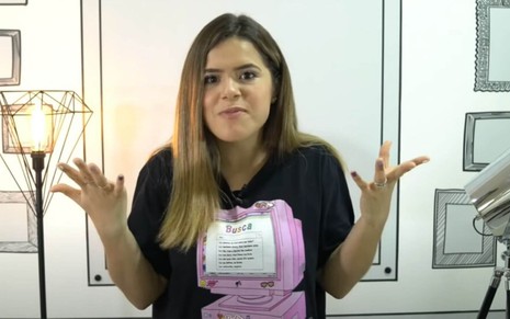 Em vídeo publicado no YouTube, Maisa Silva olha para a câmera e abre os braços em sinal de empolgação