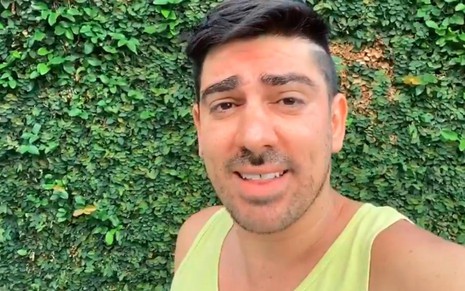 Marcelo Adnet de regata, em frente a parede verde, em vídeo publicado em suas redes sociais durante quarentena