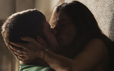 Zeca (Marco Pigossi) beija Ritinha (Isis Valverde) em A Força do Querer