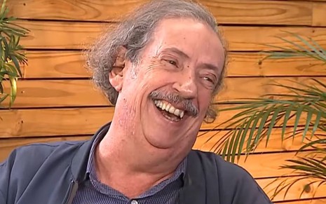 Imagem de Marcos Oliveira de agasalho azul marinho durante entrevista para a Rede TV!