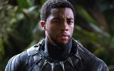 Chadwick Boseman caracterizado como o herói Pantera Negra