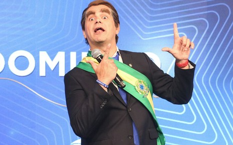 O humorista Marvio Lucio, caracterizado como Bolsonaro, durante coletiva na Record em 4 de março de 2020