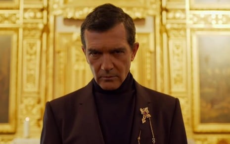 Antonio Banderas usa terno em cena do filme A Lavanderia