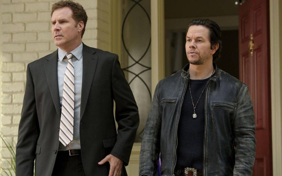 Os atores Will Ferrell e Mark Wahlberg lado a lado em cena do filme Pai em Dose Dupla (2015)