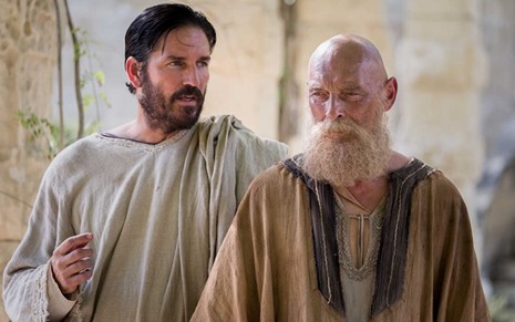 Jim Caviezel e James Faulkner em cena de Paulo, Apóstolo de Cristo