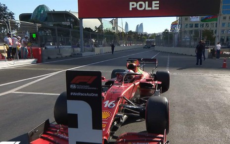 Carro vermelho e preto da Ferrari de Charles Leclerc posicionado na pista com uma placa com o número 1 na frente