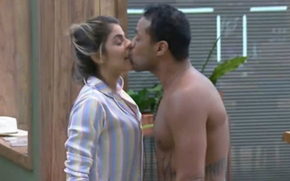 Momento em que Phelipe Haagensen deu um beijo em Hariany Almeida sem consentimento em A Fazenda