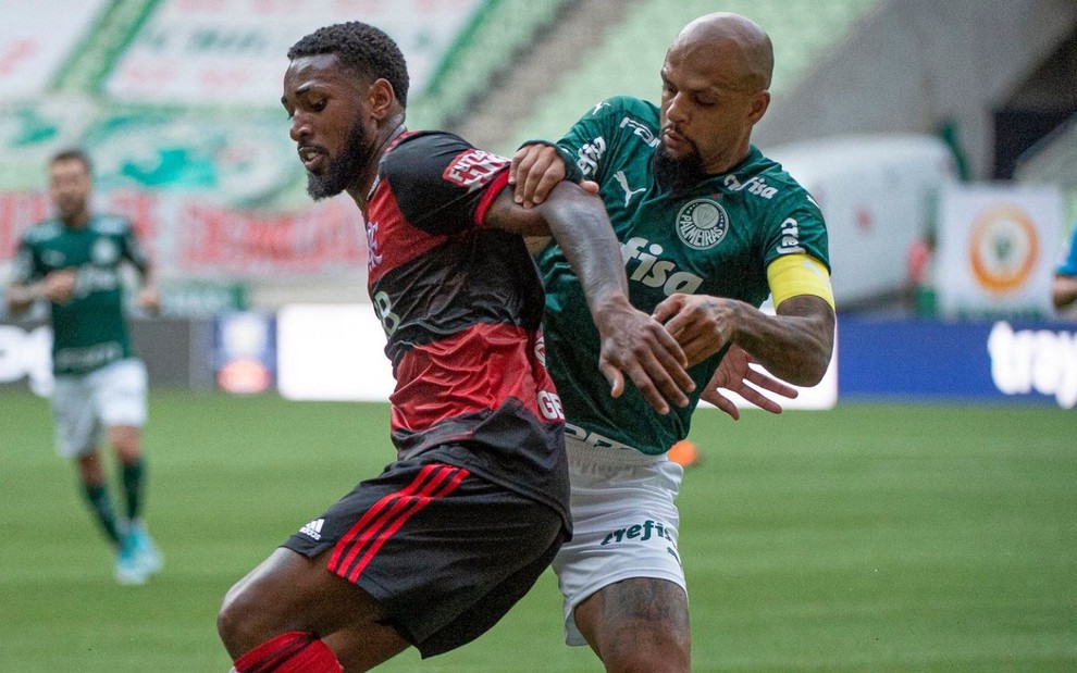 Gerson e Felipe Melo disputam jogada em duelo entre Flamengo e Palmeiras pelo Brasileirão 2020