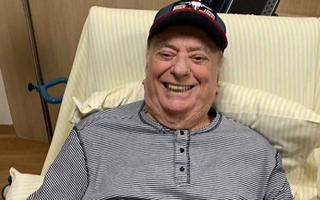 Imagem de Raul Gil sorrindo durante internação no hospital Albert Einstein 