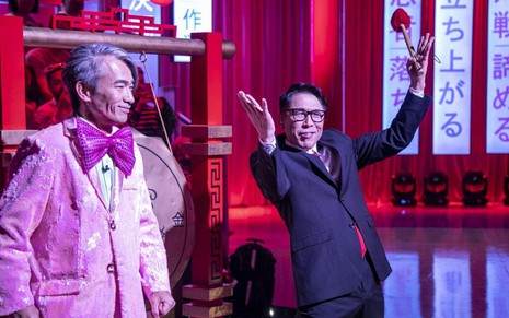 O apresentador Yoshi Amao e o juiz Mr. Fu diante do gongo que marca o início do quadro Made In Japão, do novo Domingo Show