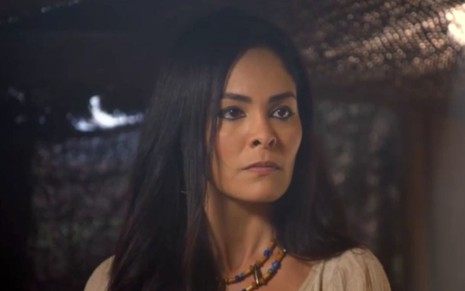 Hylka Maria em cena de Gênesis, caracterizada como Agar, a atriz olha com raiva para alguém fora do quadro