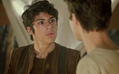 O ator Henrique Camargo com expressão de raiva e caracterizado como Ismael em cena de Gênesis