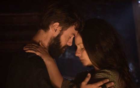 Kaiky Brito e Letícia Tomazella em cena de Gênesis: atores estão com os rostos colados em cena escura