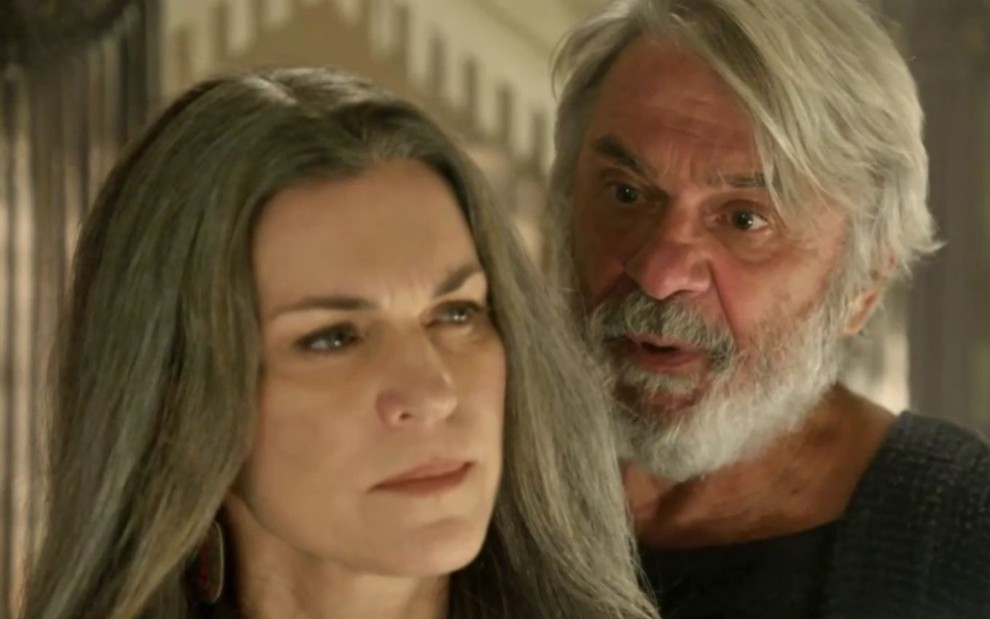Adriana Garambone e Zécarlos Machado caracterizados como Sarai e Abrão em cena de Gênesis