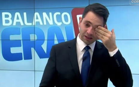 O apresentador Guilherme Rivaroli chora ao vivo durante o jornal Balanço Geral Curitiba, da afiliada da Record no Paraná, em 26 de março