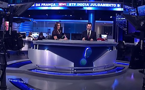 Gabriela Di França e Mauro Tagliaferri no encerramento do RedeTV! News