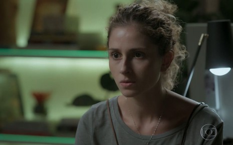 Ivana (Carol Duarte) com expressão séria em cena de A Força do Querer