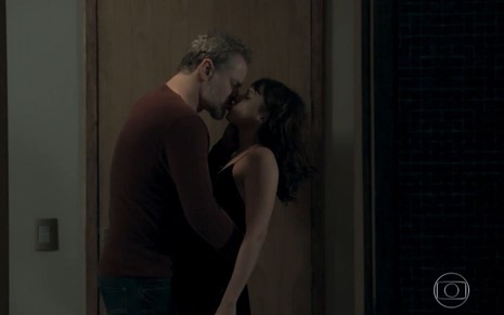 Eugênio (Dan Stulbach) beija Irene (Débora Falabella) em cena A Força do Querer