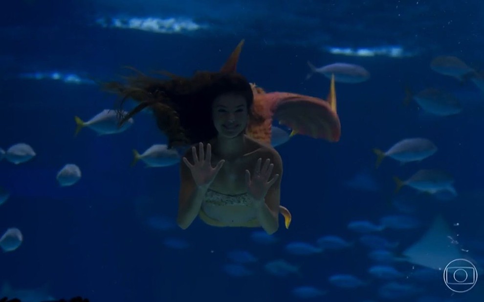Ritinha (Isis Valverde) mergulha em um aquário vestida de sereia em cena de A Força do Querer