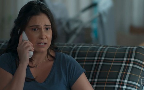 Josefina (Aline Fanju) fala ao telefone em cena de Malhação