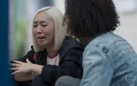 Tina (Ana Hikari) chora em cena de Malhação
