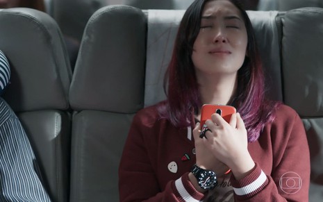Tina (Ana Hikari) chora ao embarcar para o Japão em cena de Malhação - Viva a Diferença