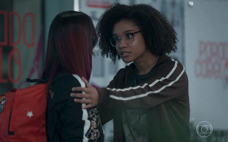 Ellen (Heslaine Vieira) segura Tina (Ana Hikari) pelos ombros em cena de Malhação: Viva a Diferença