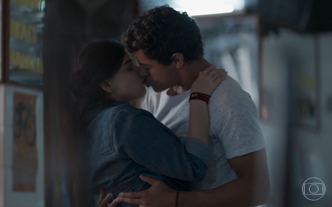 Keyla (Gabriela Medvedovski) e Tato (Matheus Abreu) se beijam em cena de Malhação