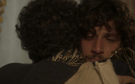 Pedro (Caio Castro) consola Joaquim (Chay Suede) em cena de Novo Mundo