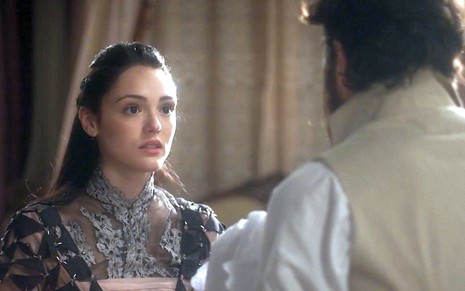 Anna (Isabelle Drummond) com cara de espanto olhando para Thomas (Gabriel Braga Nunes) em cena de Novo Mundo