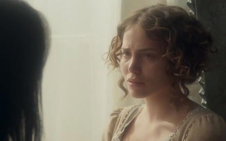 Leopoldina (Letícia Colin) conversa com Anna (Isabelle Drummond) perto da janela em cena de Novo Mundo