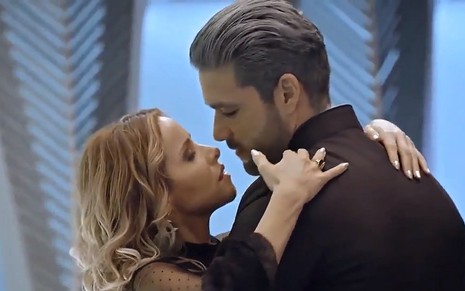 Ariela (Leona Cavalli) e Ricardo (Sérgio Marone) próximos de um beijo em Apocalipse