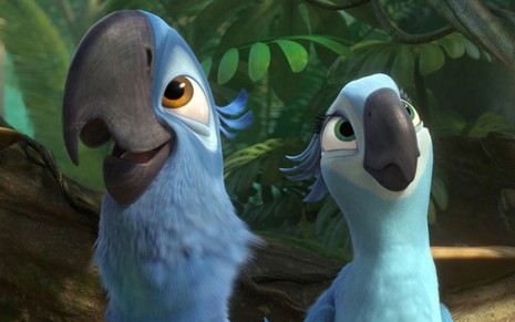 As araras Blu e Jade aparecem em uma floresta em cena da animação Rio 2 (2014)
