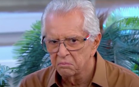 O apresentador Carlos Alberto de Nóbrega olha bravo no programa humorístico A Praça É Nossa, do SBT