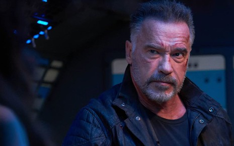 Arnold Schwarzenegger encara outra atriz em cena de O Exterminador do Futuro: Destino Sombrio (2019)