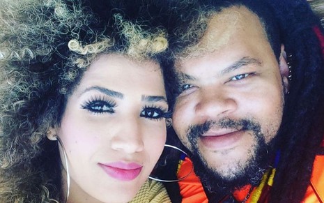 Tatiane Melo e Babu Santana em selfie tirada com os rostos colados