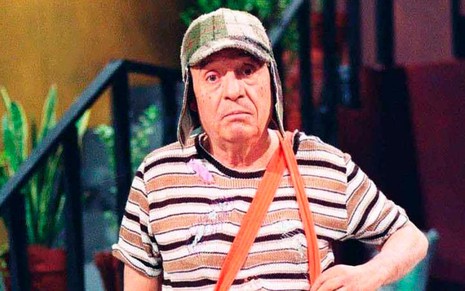 Dentro de uma vila, o comediante Roberto Bolaños posa para a foto na pele de Chaves, se vestindo como um maltrapilho