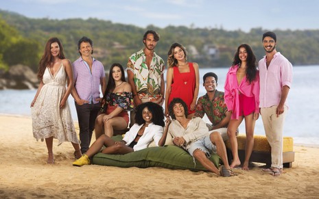 Elenco de Temporada de Verão, da Netflix, em foto promocional em ilha paradisíaca; Giovanna Lancellotti, Gabz, Jorge López e André Luiz Frambach estão na imagem