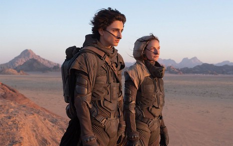 Timothée Chalamet e Rebecca Ferguson encaram o deserto em cena de Duna