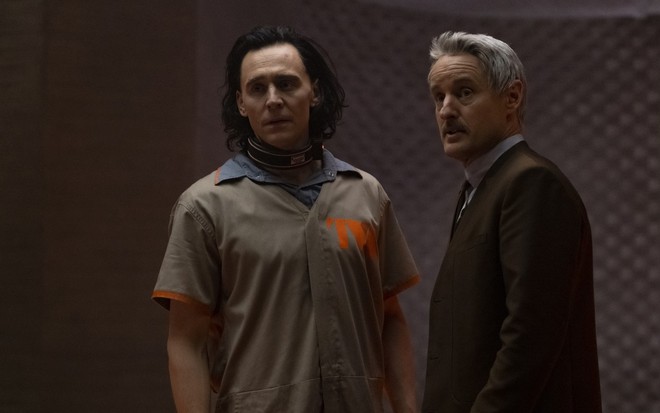 Tom Hiddleston e Owen Wilson em cena de Loki